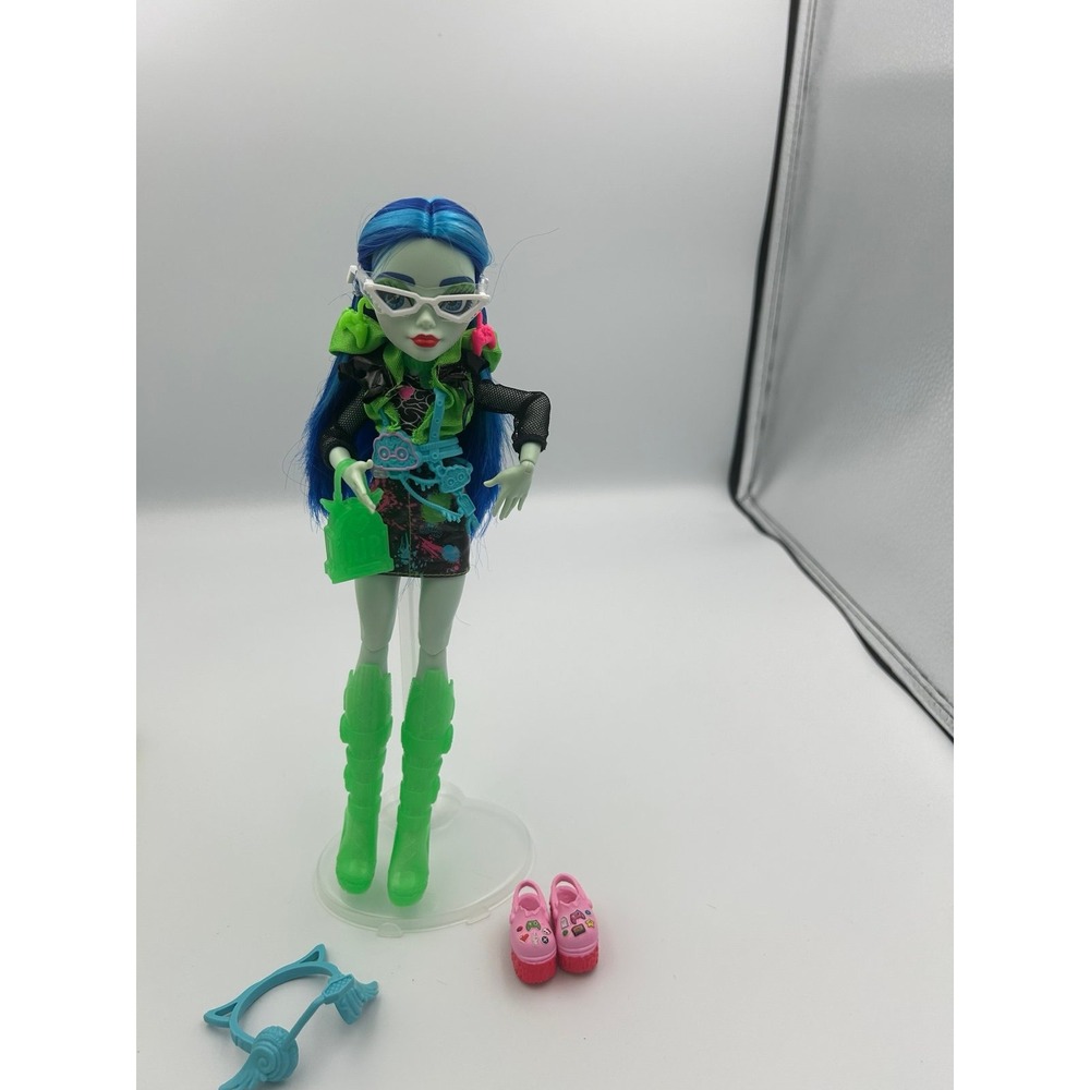 Monster High Skulltimate Secrets Neon Frights Ghoulia Yelps fashion doll